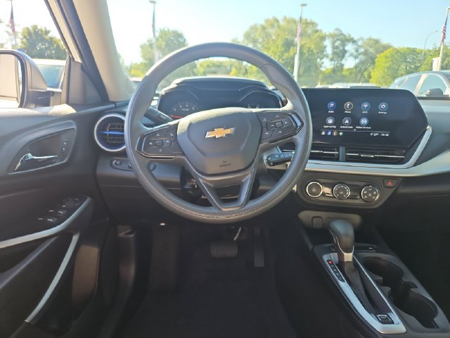 Used 2025 Chevrolet Trax LS FWD image 13