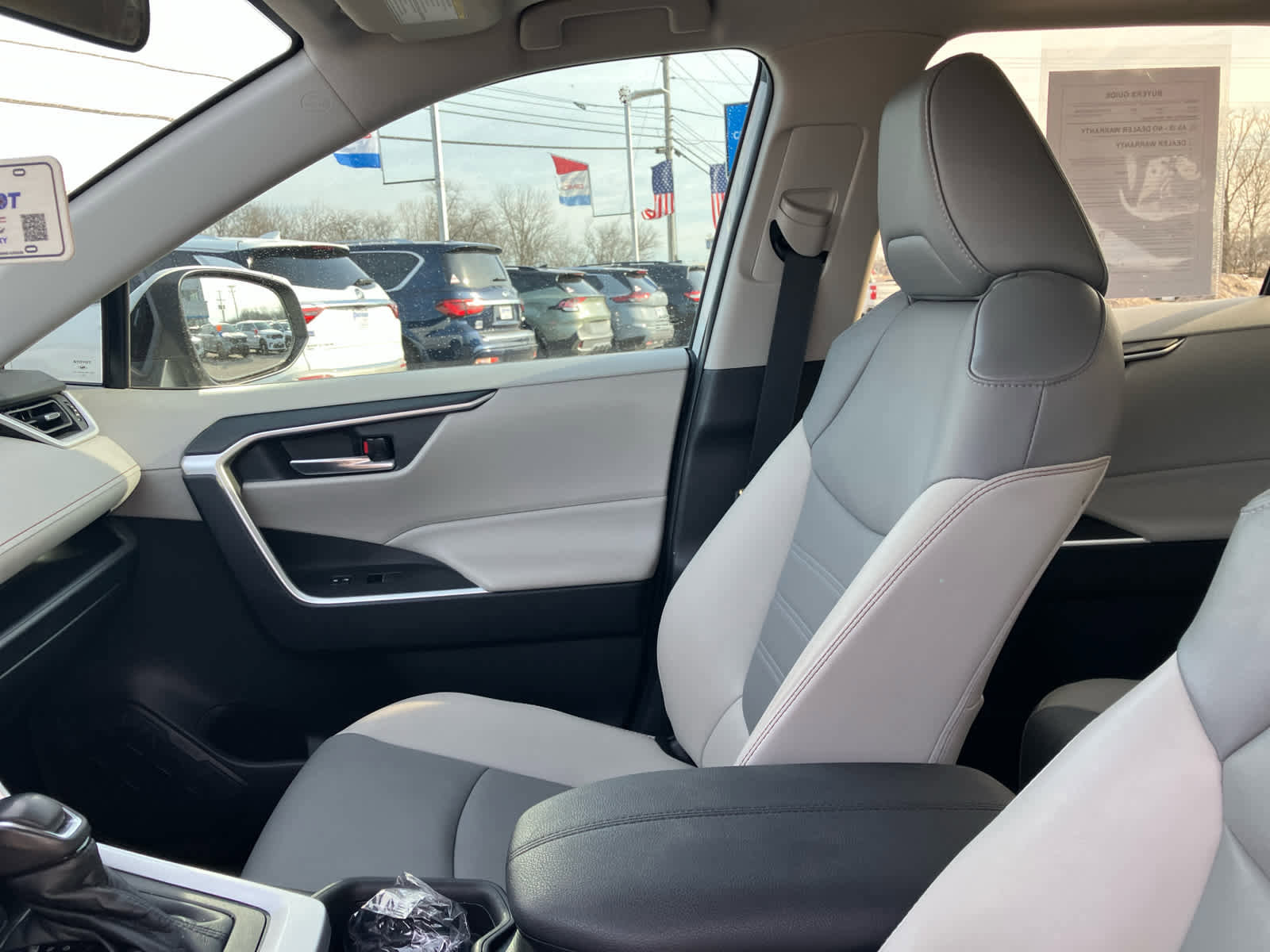 Used 2021 Toyota RAV4 XLE Premium image 10