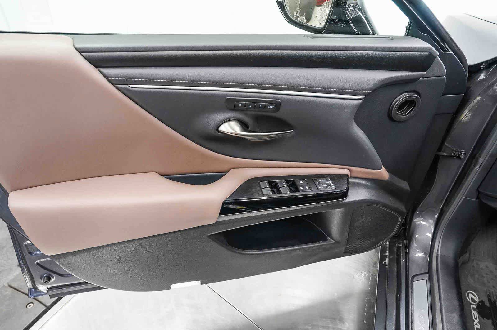 Used 2025 Lexus ES 300h w/ Premium Package FWD image 22