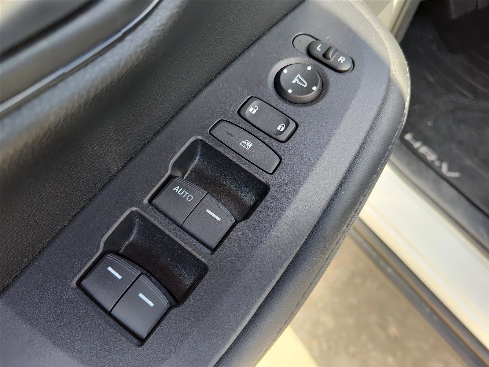 Used 2025 Honda HR-V LX image 15