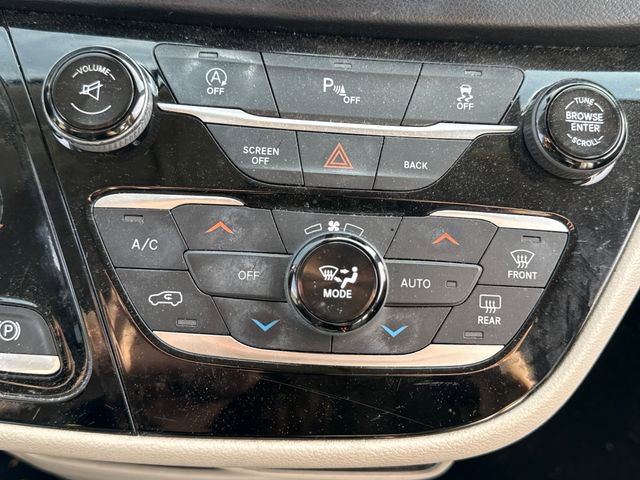 Used 2017 Chrysler Pacifica Touring-L FWD image 29