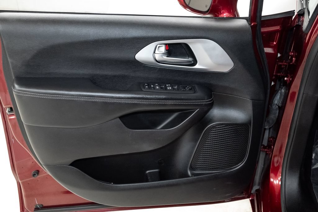 Used 2019 Chrysler Pacifica Touring Plus w/ S Appearance Package FWD image 9