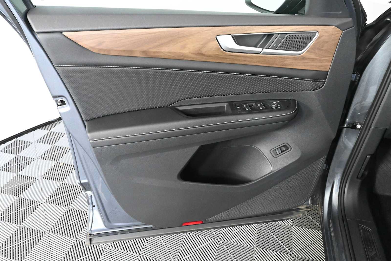 Certified 2024 Volkswagen Atlas SE FWD image 17