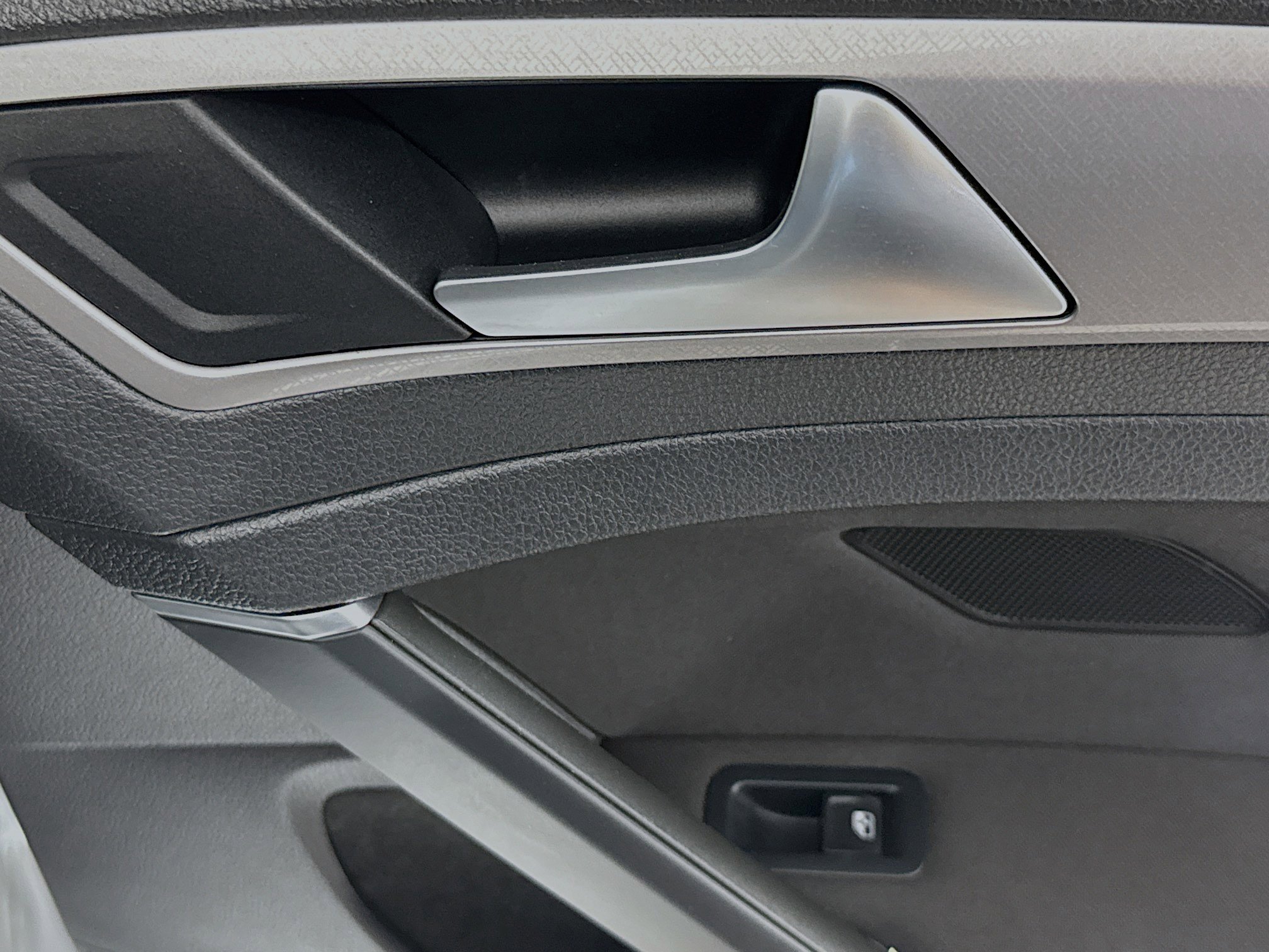 Used 2016 Volkswagen e-Golf SE w/ DC Fast Charging Package image 28