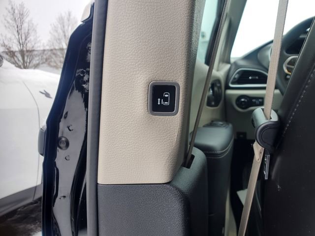 Certified 2024 Chrysler Pacifica Touring-L image 27