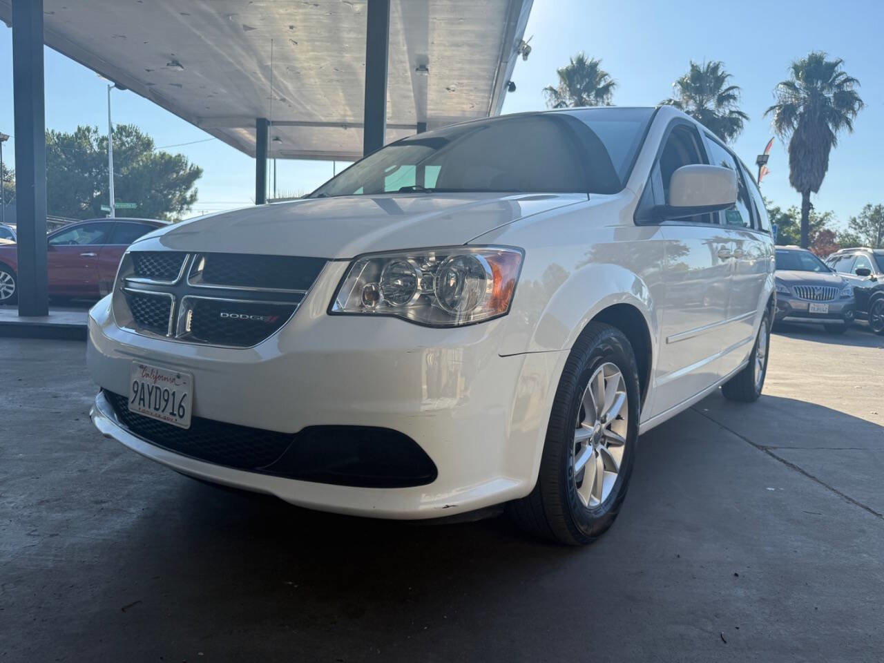 Used 2014 Dodge Grand Caravan SXT FWD image 2