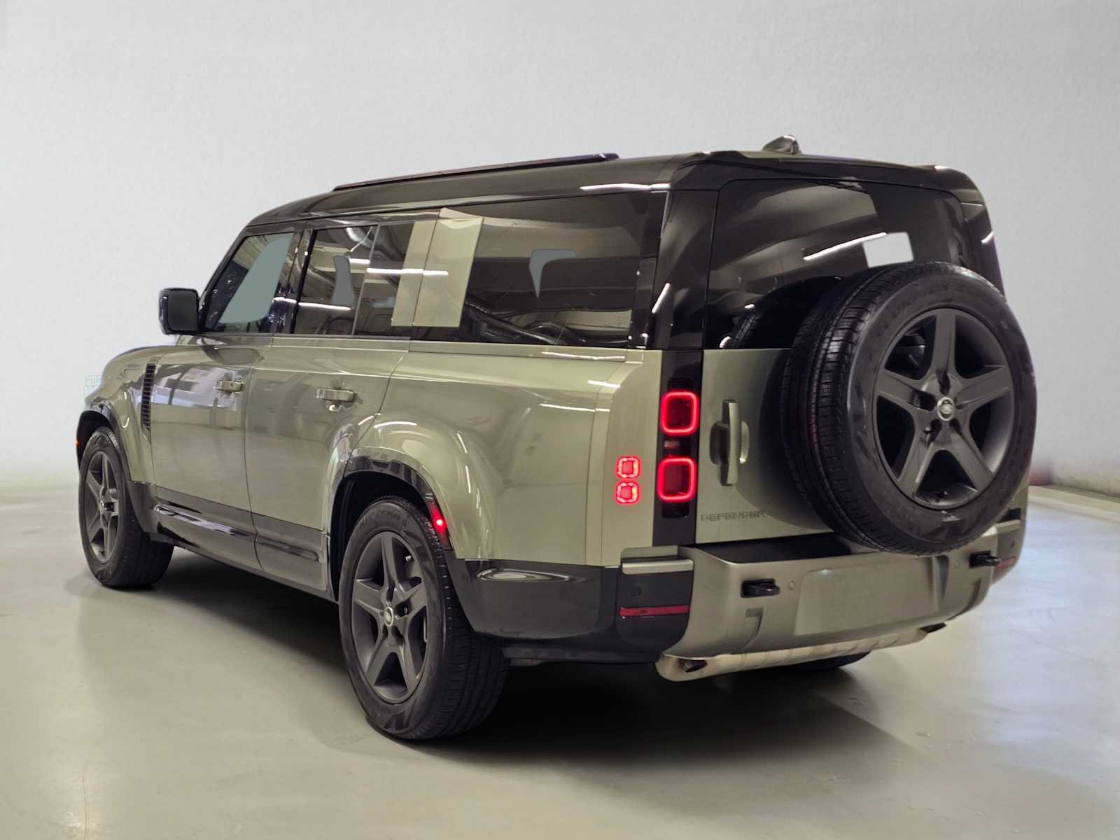 Used 2025 Land Rover Defender 130 X-Dynamic SE AWD/4WD image 3