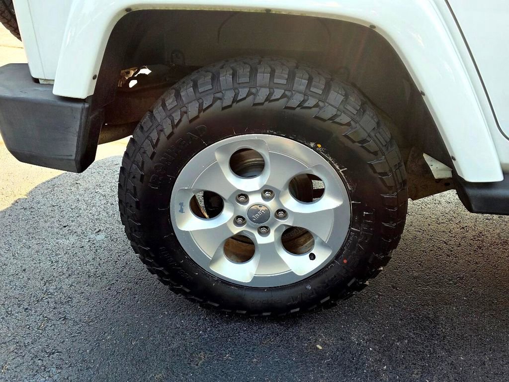 Used 2014 Jeep Wrangler Unlimited Sahara w/ Dual Top Group image 11