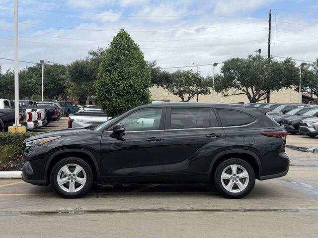 Certified 2024 Toyota Highlander LE FWD image 4