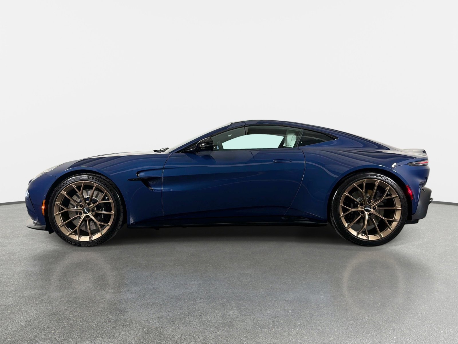 Used 2025 Aston Martin V8 Vantage Coupe RWD image 6