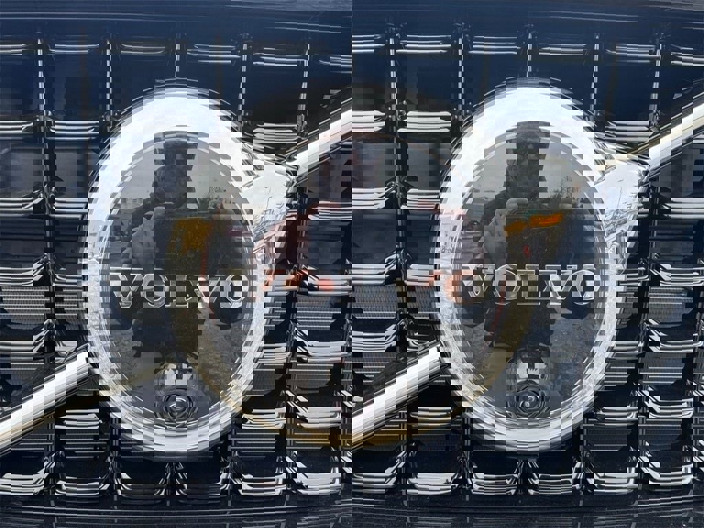 New 2025 Volvo XC40 B5 Ultra w/ Climate Package image 28