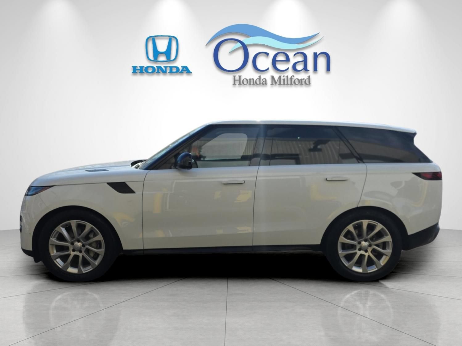 Used 2024 Land Rover Range Rover Sport SE AWD/4WD image 6