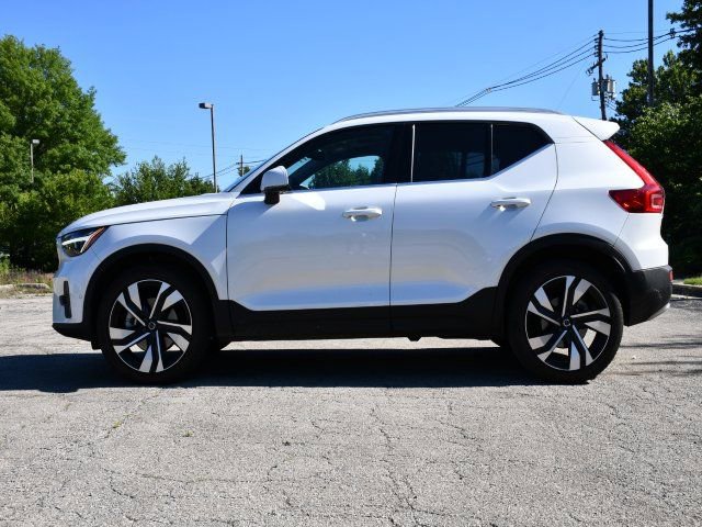 Used 2023 Volvo XC40 B5 Plus w/ Driver Assist Package AWD/4WD image 4