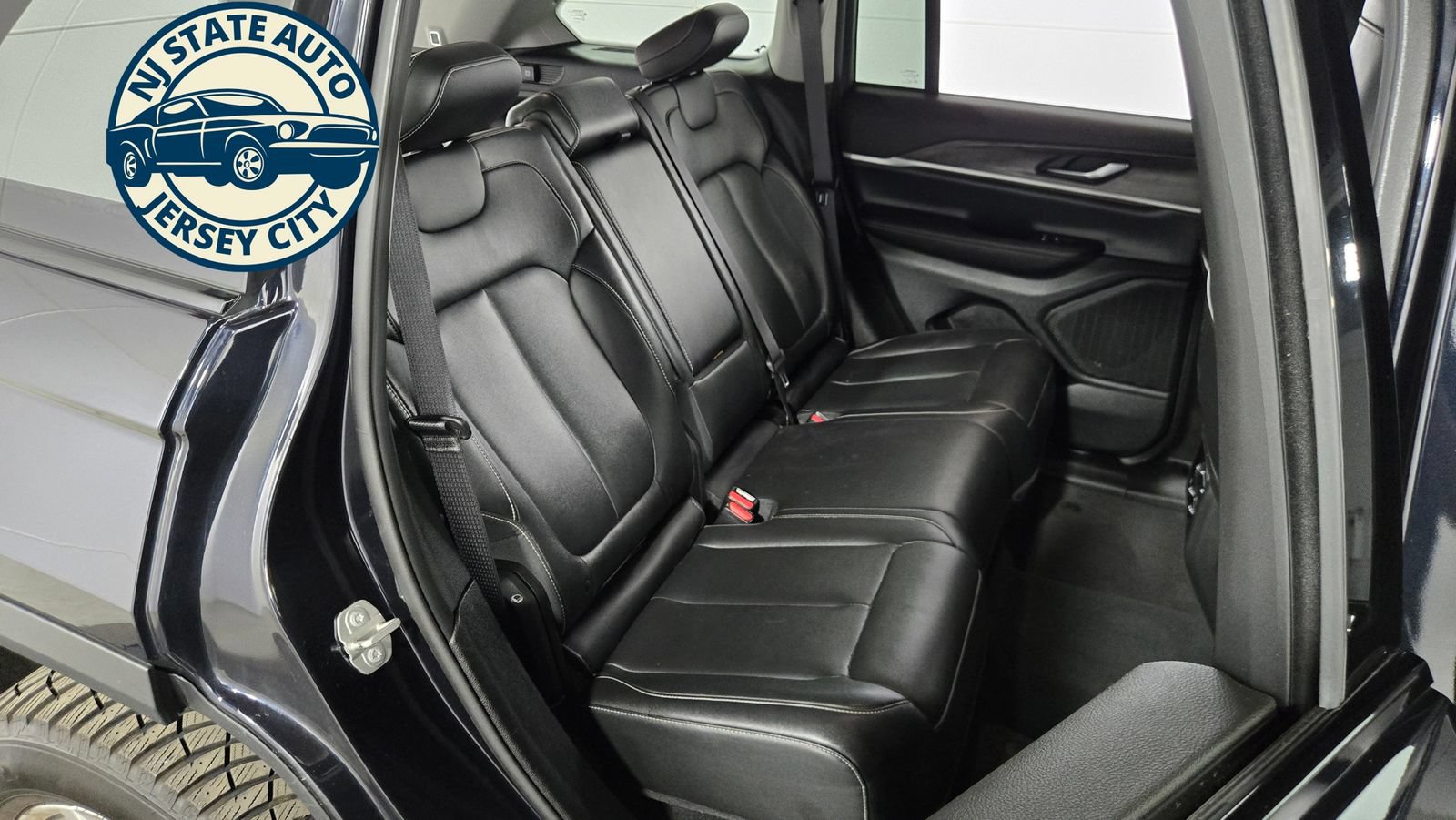 Used 2024 Jeep Grand Cherokee Limited AWD/4WD image 39