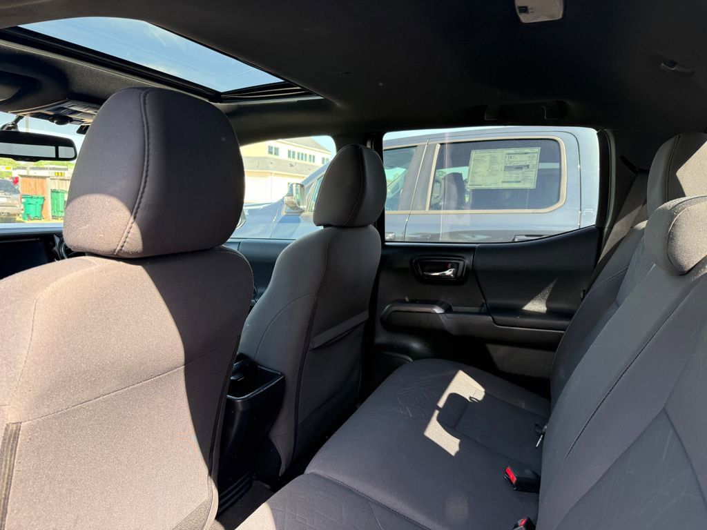 Used 2017 Toyota Tacoma TRD Off-Road w/ Premium & Technology Package AWD/4WD image 27