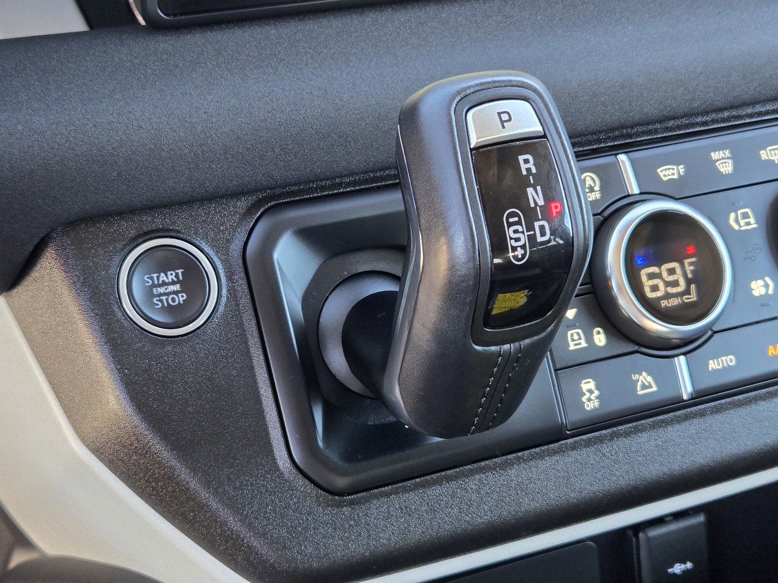 Used 2020 Land Rover Defender 110 SE image 17