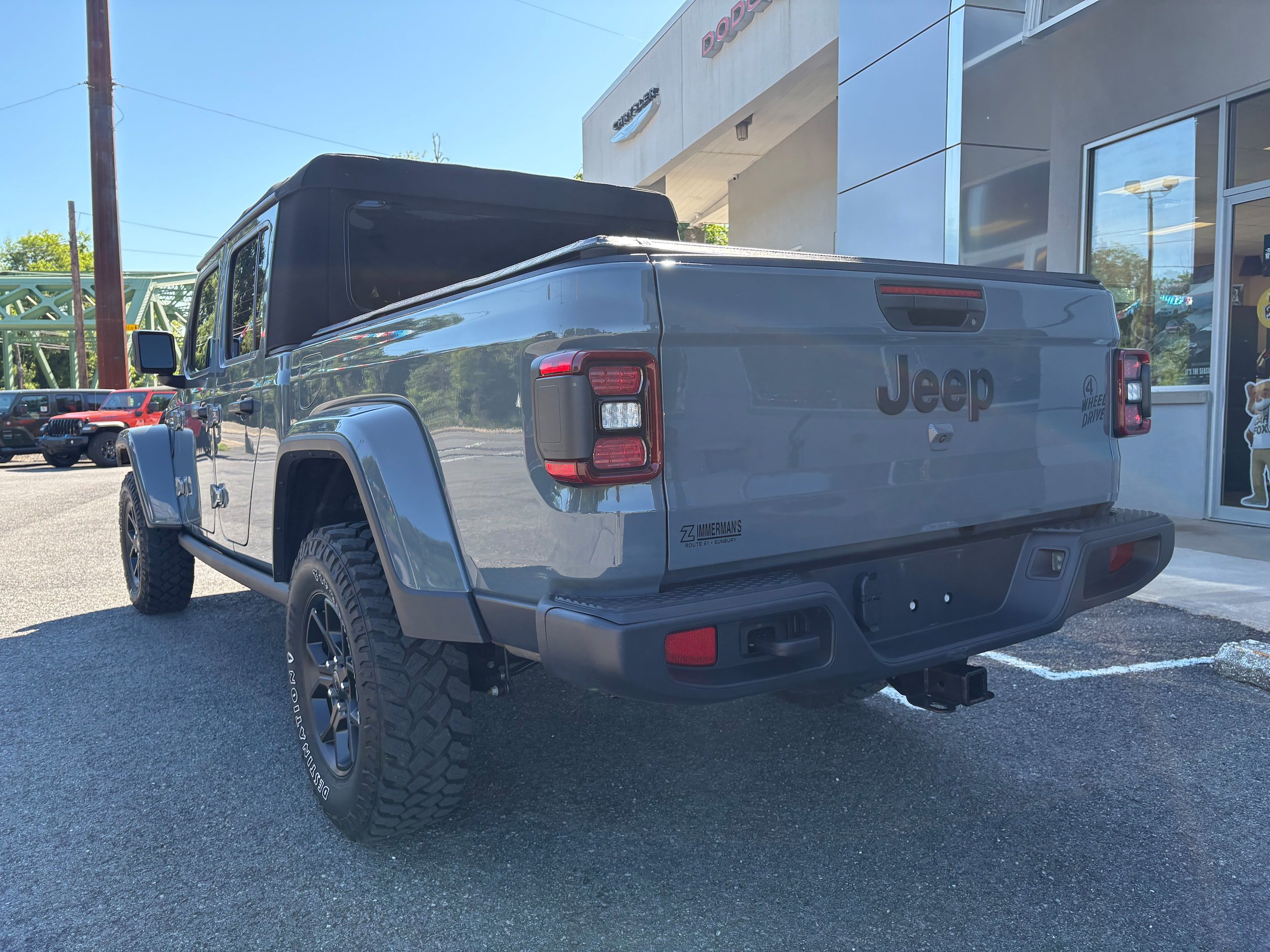 Certified 2025 Jeep Gladiator Sport AWD/4WD image 9