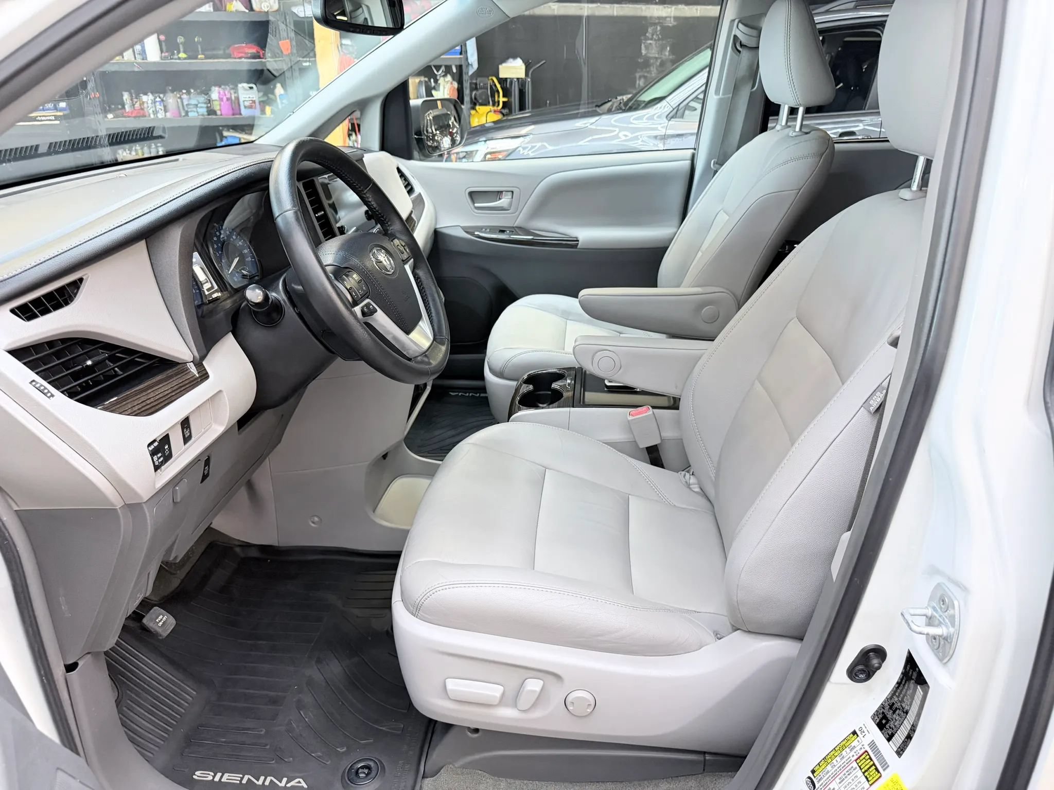 Used 2017 Toyota Sienna XLE FWD image 10