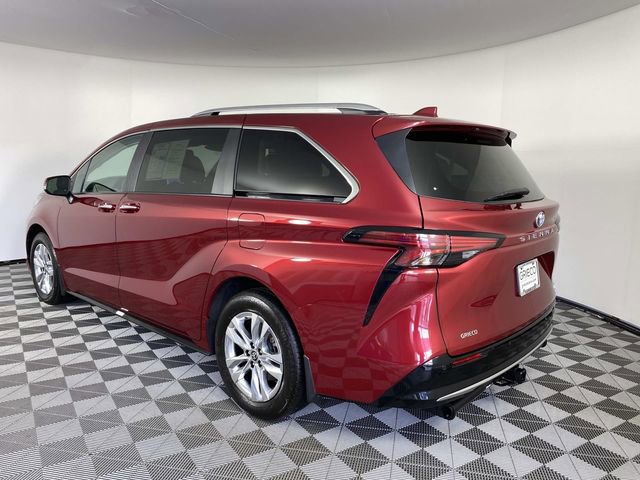 Used 2024 Toyota Sienna Limited image 6