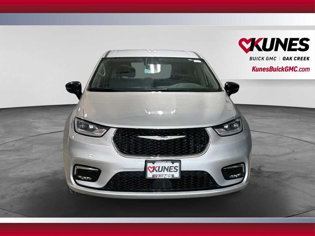Used 2024 Chrysler Pacifica Touring-L FWD image 3