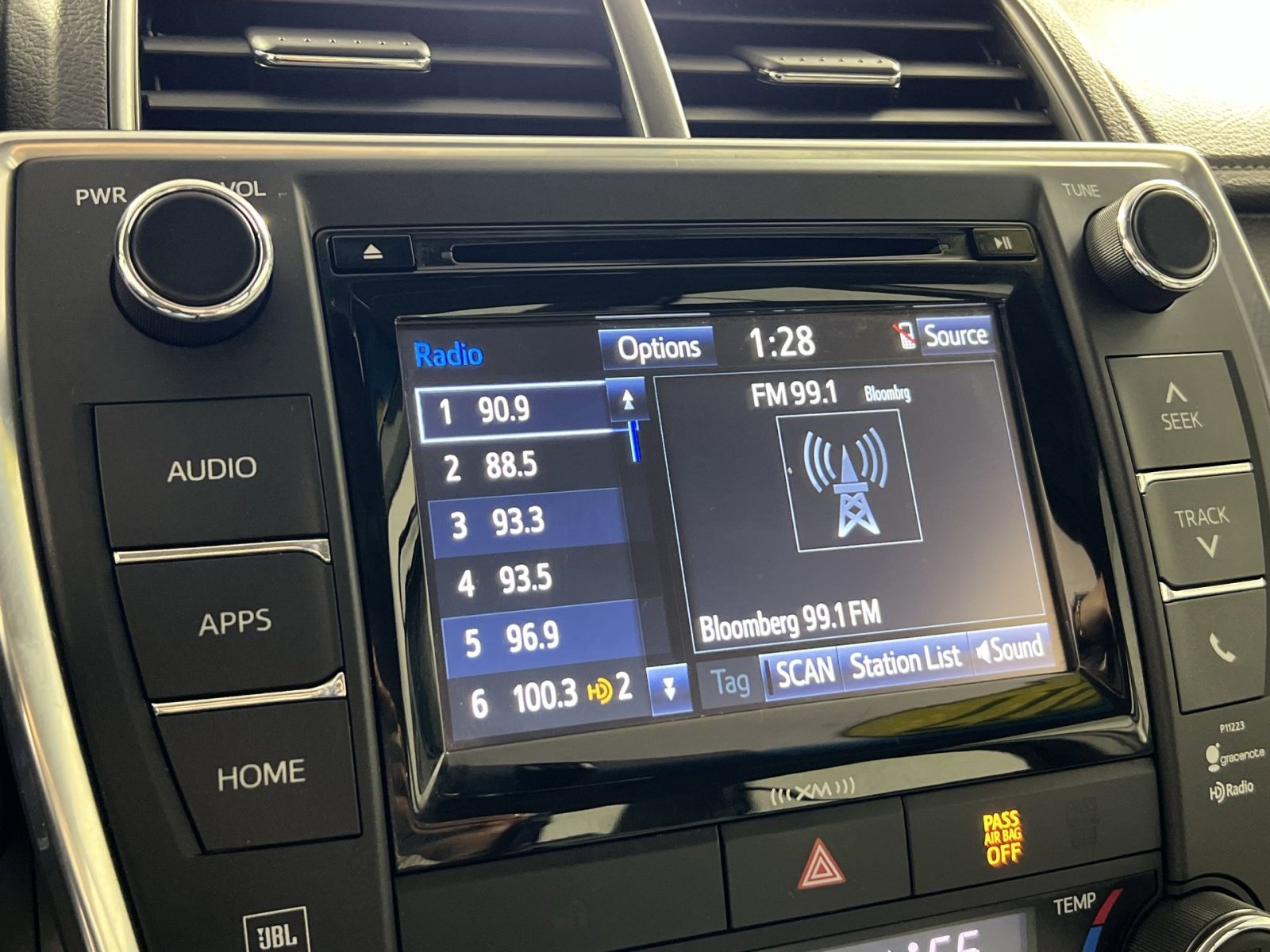 Used 2017 Toyota Camry XLE w/ Moonroof Package FWD image 19