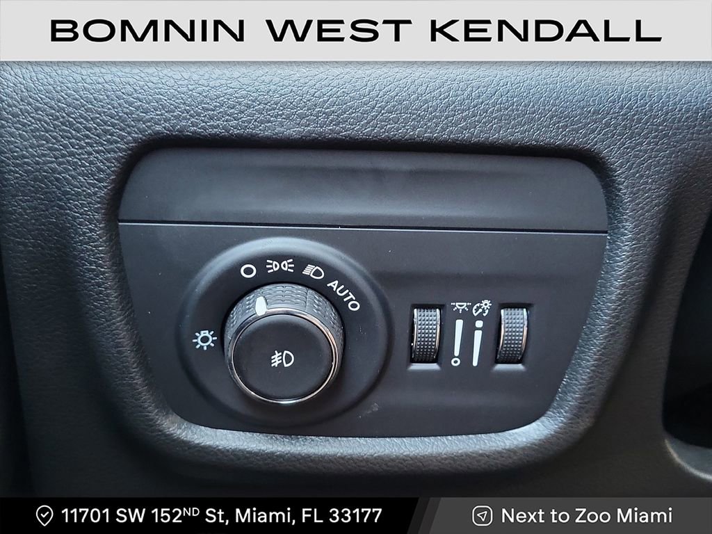 Used 2025 Jeep Grand Cherokee Limited w/ Black Appearance Package image 25