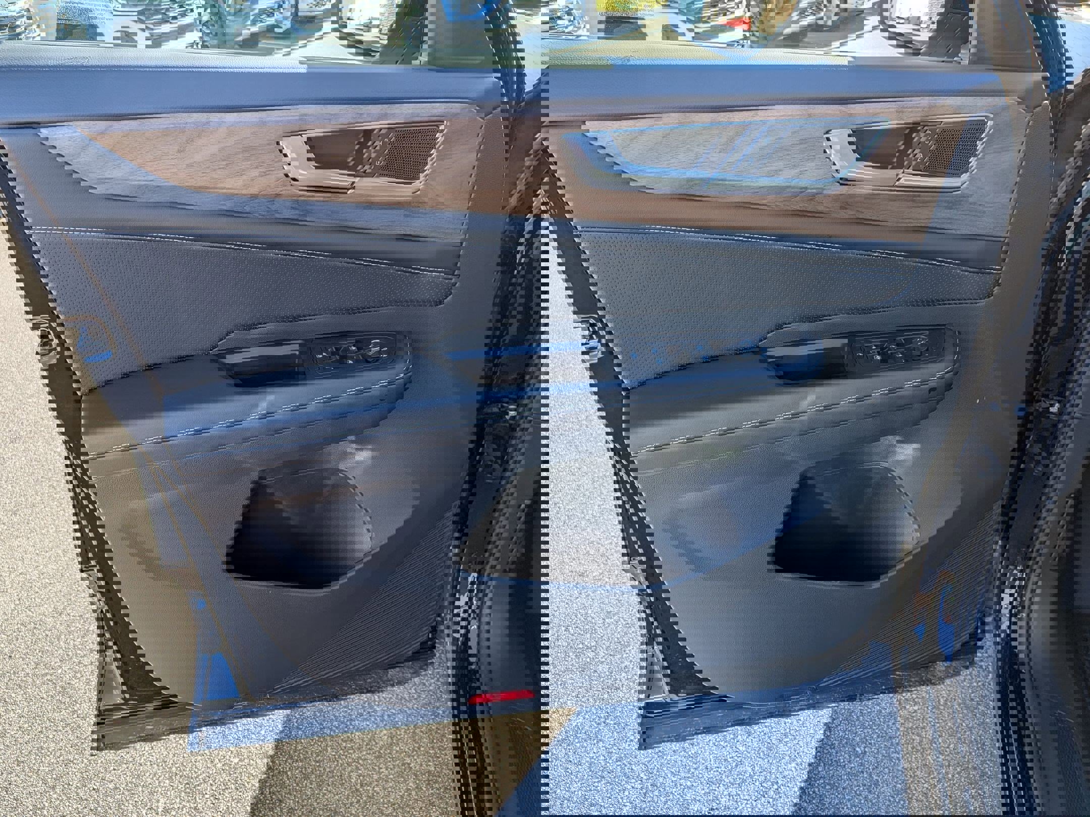 Used 2025 Volkswagen Atlas SE image 11