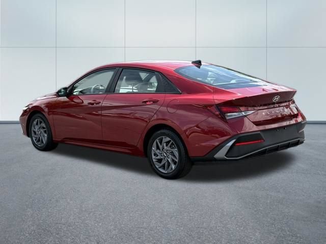 Used 2024 Hyundai Elantra SEL FWD image 7