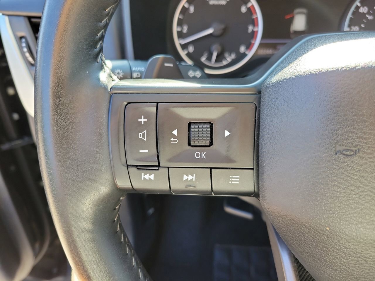 Used 2025 Nissan Rogue SV image 19