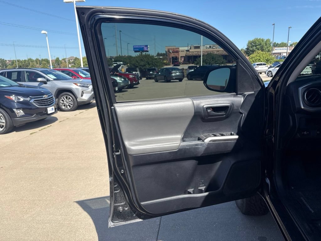 Used 2018 Toyota Tacoma SR5 AWD/4WD image 9
