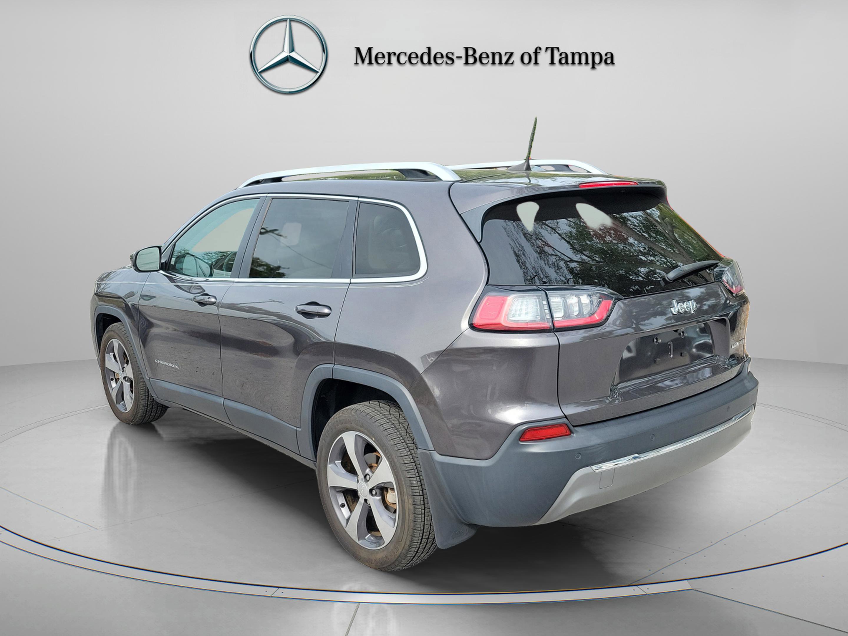 Used 2019 Jeep Cherokee Limited image 2