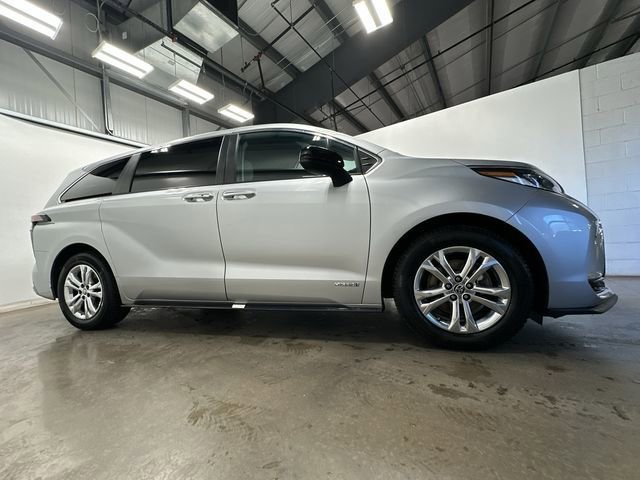 Used 2021 Toyota Sienna XSE image 3