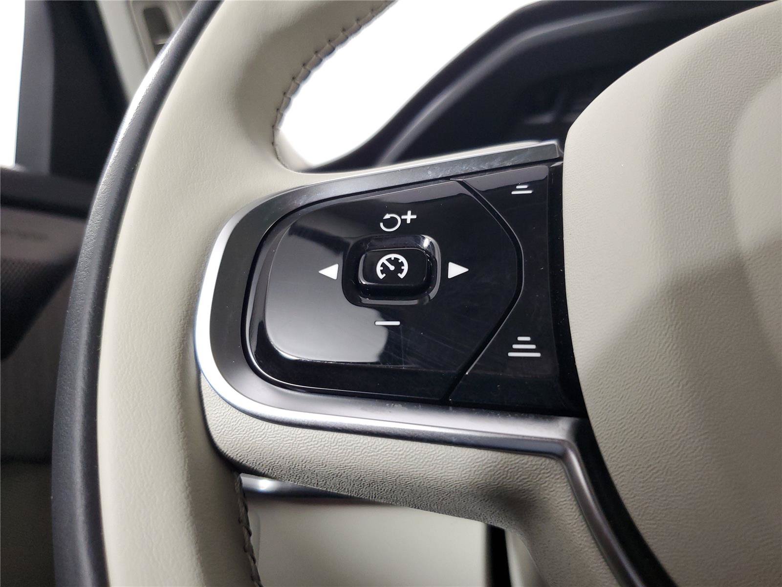 Certified 2025 Volvo XC90 T8 Plus w/ Protection Package Premier AWD/4WD image 25