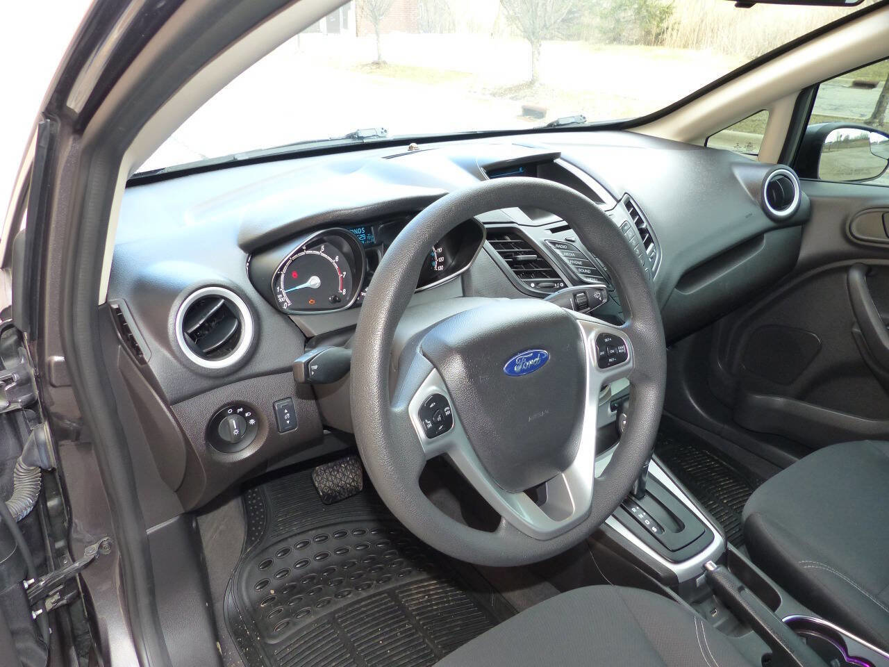 Used 2017 Ford Fiesta SE image 17