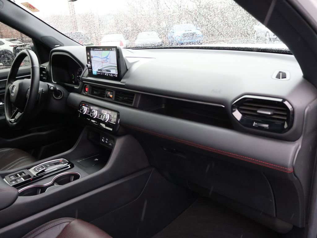 Certified 2025 Honda Pilot Black Edition image 9