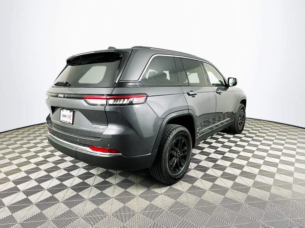 Certified 2022 Jeep Grand Cherokee Laredo w/ Luxury Tech Group I image 12