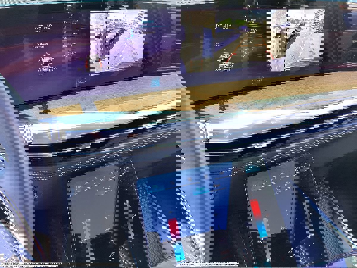 Used 2025 Cadillac Escalade Sport Platinum image 9