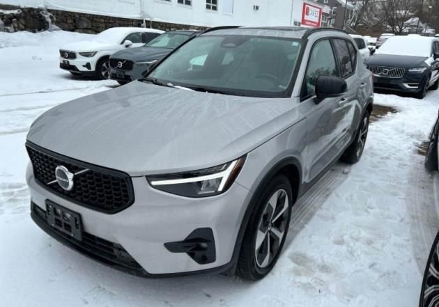 Used 2023 Volvo XC40 B5 Plus w/ Climate Package image 2