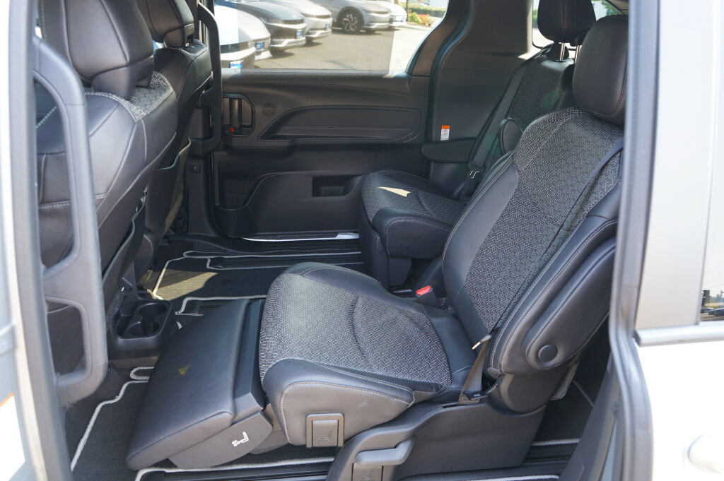 Used 2023 Toyota Sienna XSE AWD/4WD image 17