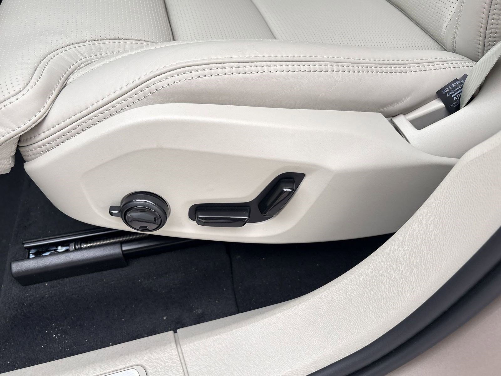 New 2026 Volvo XC60 B5 Ultra w/ Protection Package Premier image 13