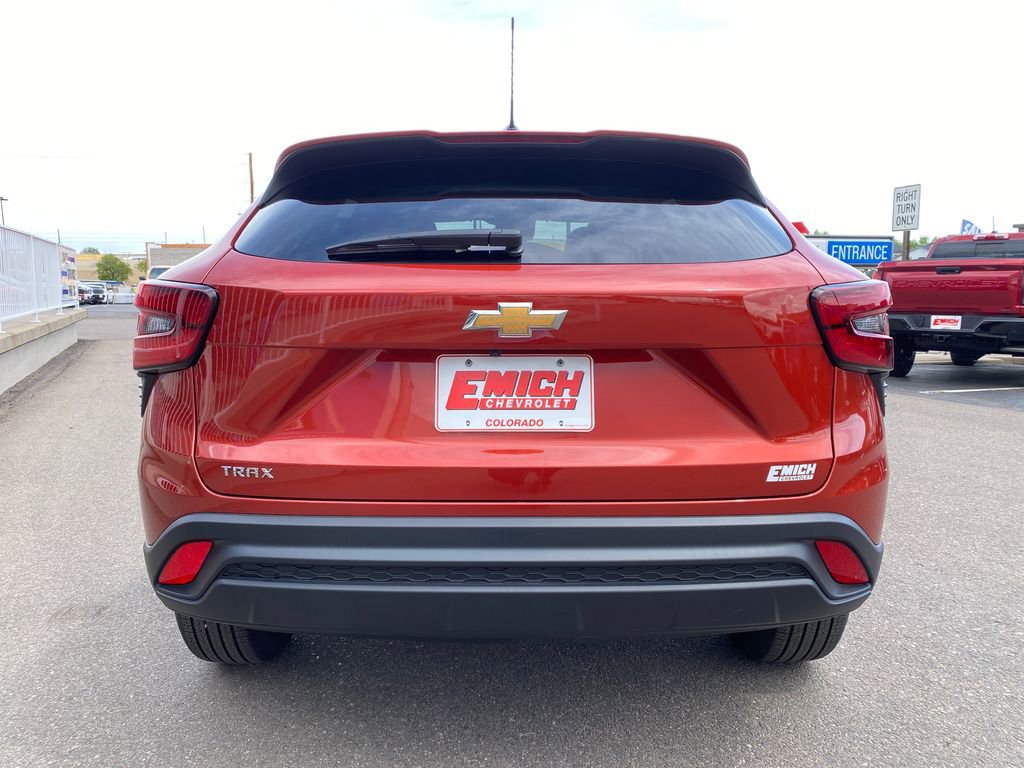 Used 2024 Chevrolet Trax LS w/ LS Convenience Package FWD image 4