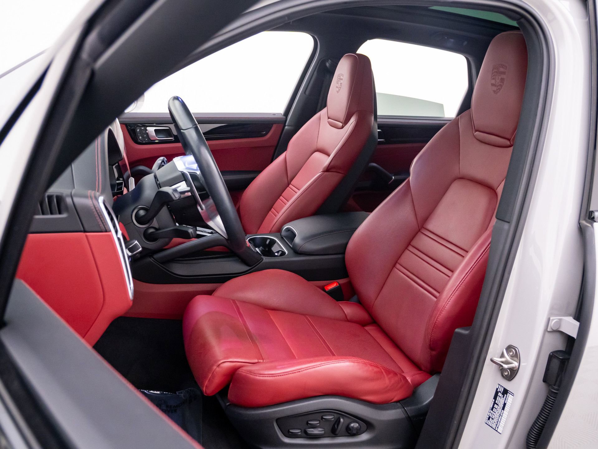 Certified 2023 Porsche Cayenne AWD/4WD image 5