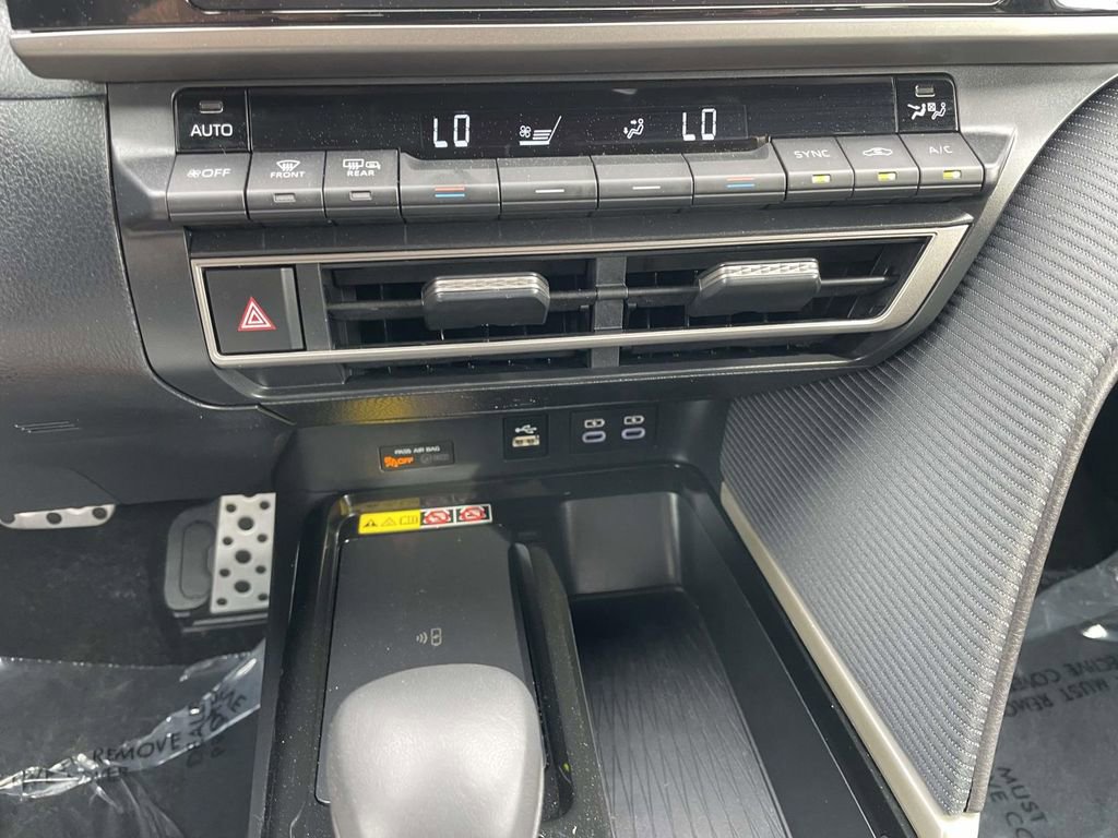 Used 2025 Toyota Camry SE w/ Convenience Package image 41