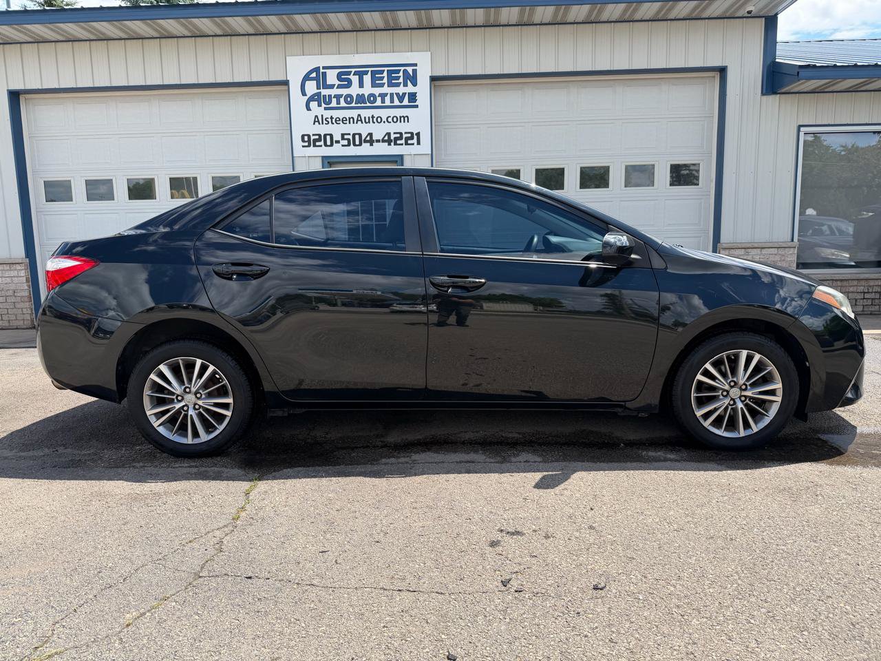 Used 2015 Toyota Corolla LE FWD image 2