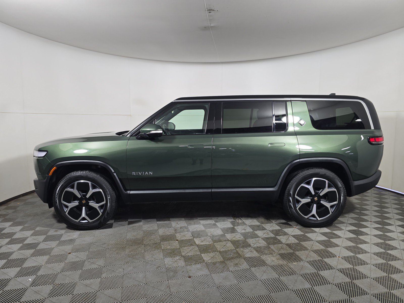 Used 2024 Rivian R1S Adventure AWD/4WD image 2