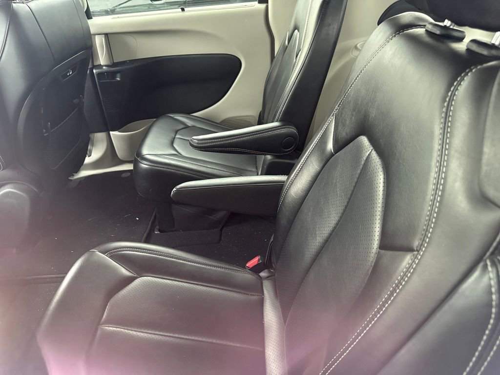Used 2023 Chrysler Pacifica Touring-L FWD image 8