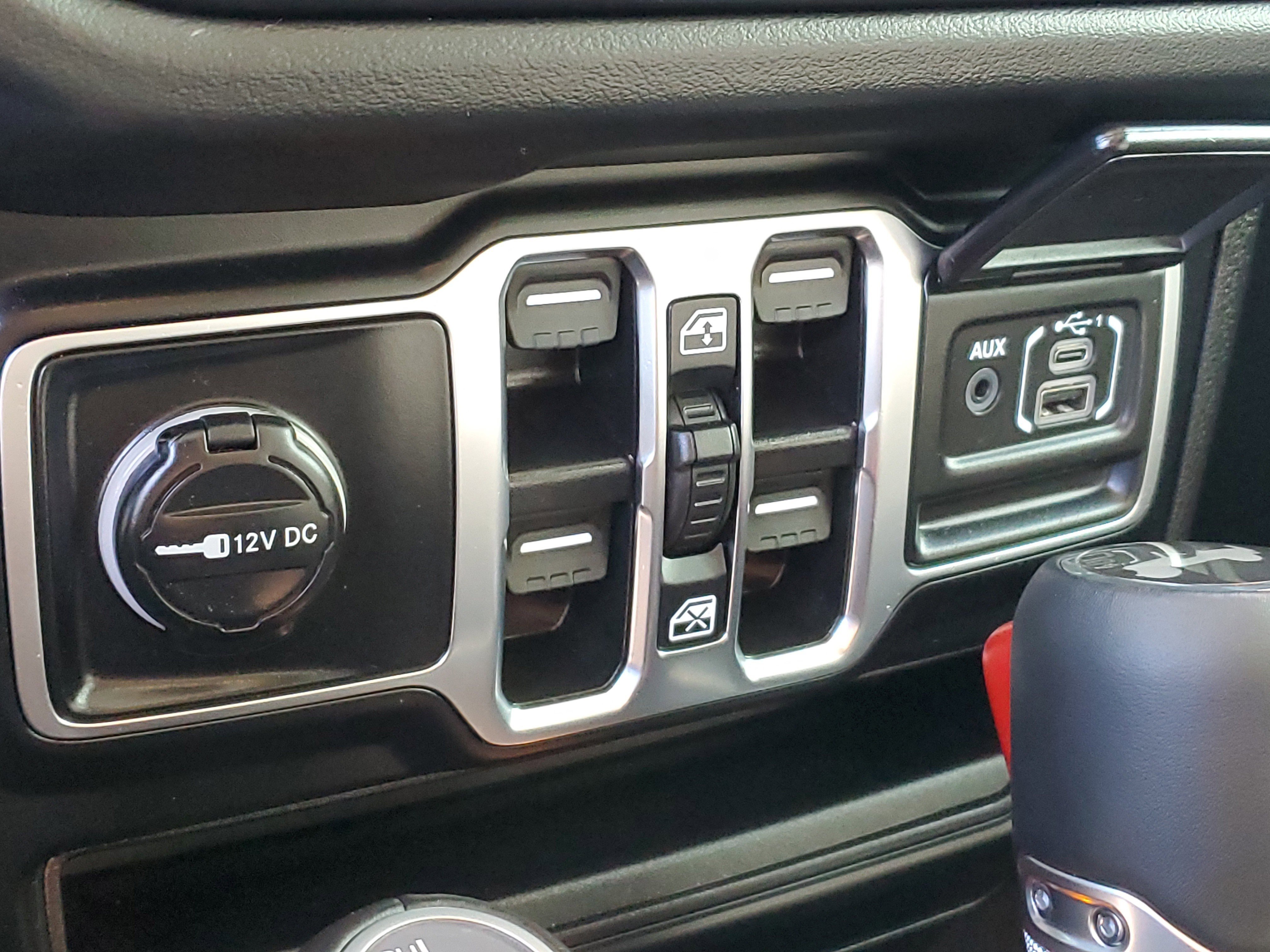 Used 2025 Jeep Wrangler Sahara image 25