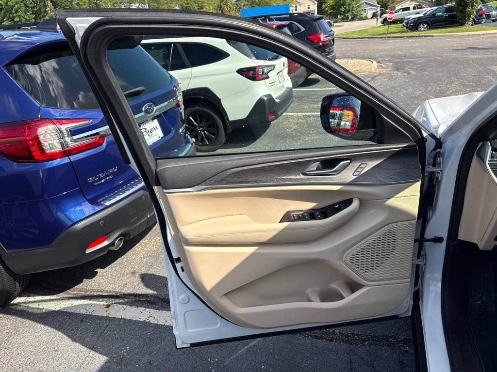 Used 2024 Jeep Grand Cherokee Limited RWD image 16