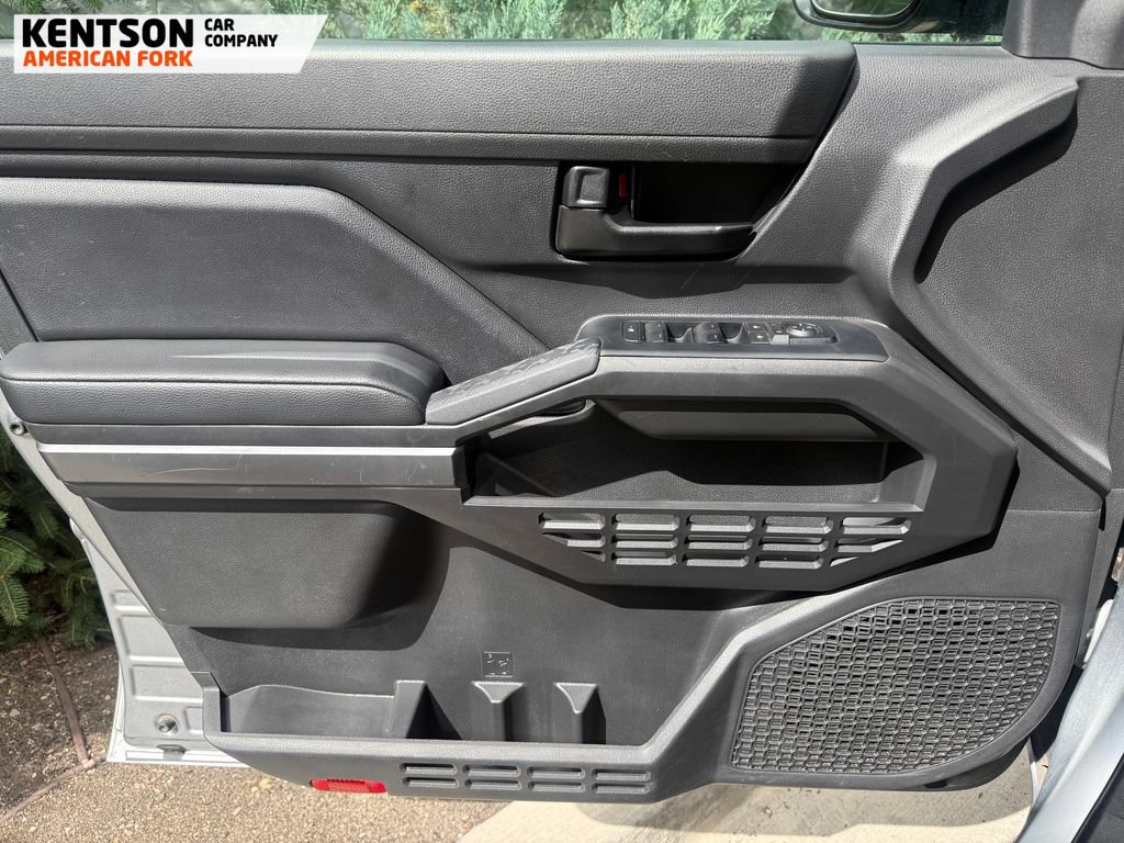 Used 2025 Toyota Tacoma SR5 AWD/4WD image 18
