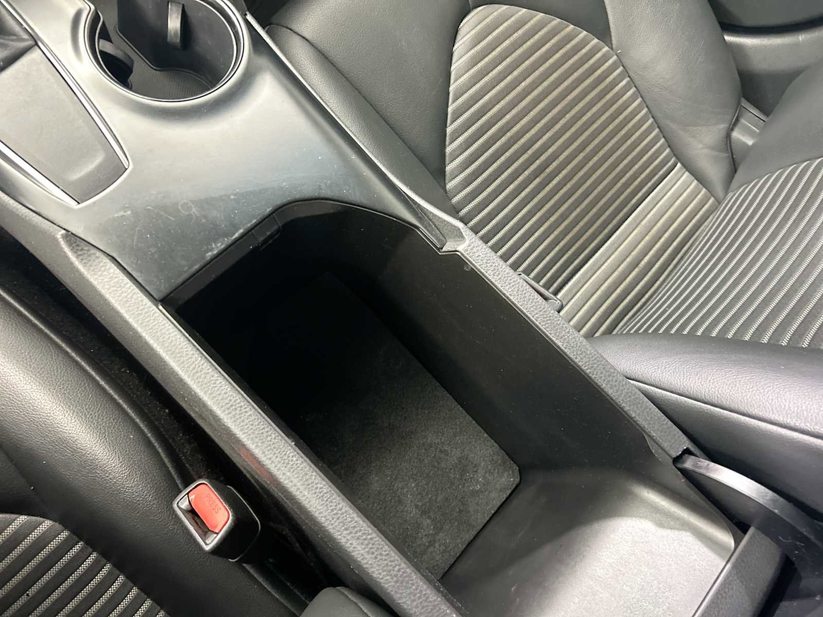 Used 2018 Toyota Camry SE image 21